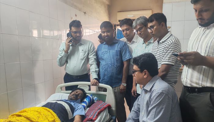দুর্ঘটনায় আহত সাবেক ভিপি হানিফের খোঁজ নিলেন তারেক রহমান