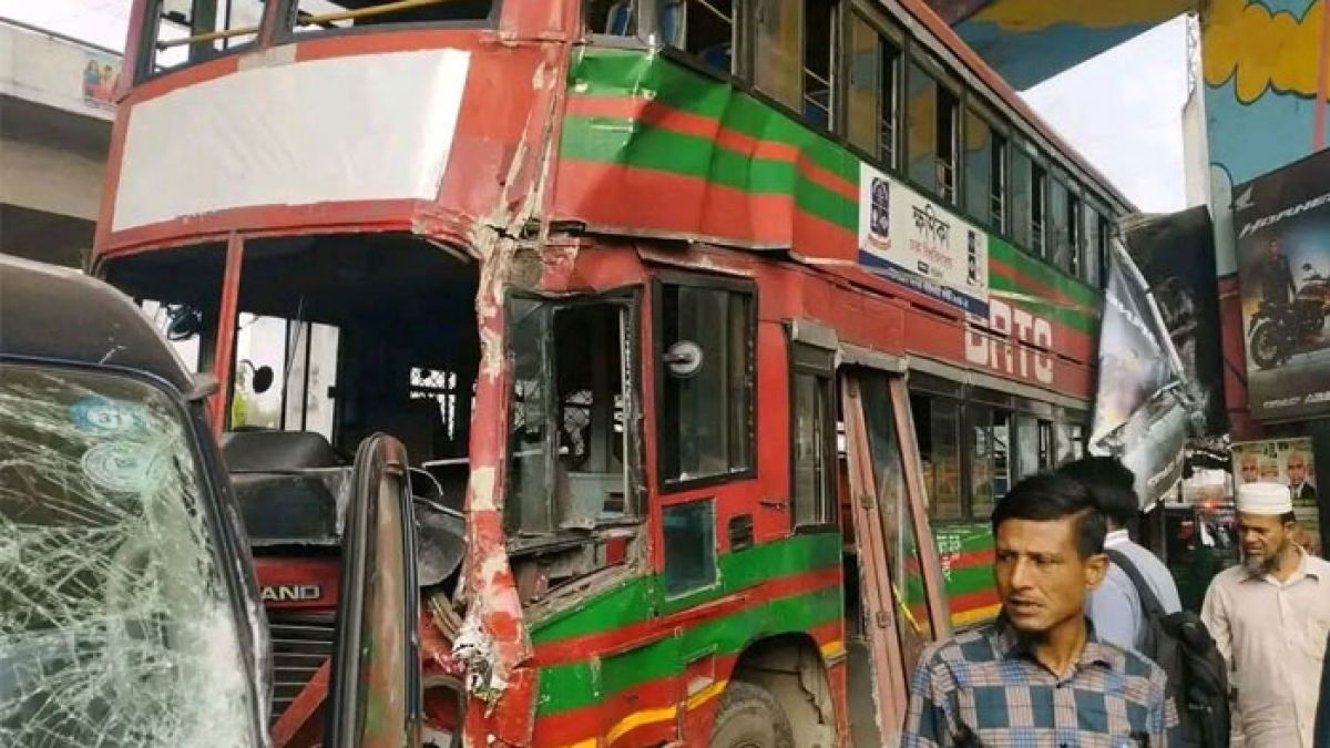 চাকা পাংচার হয়ে দুর্ঘটনায় ঢাবির বাস, আহত অন্তত ১০