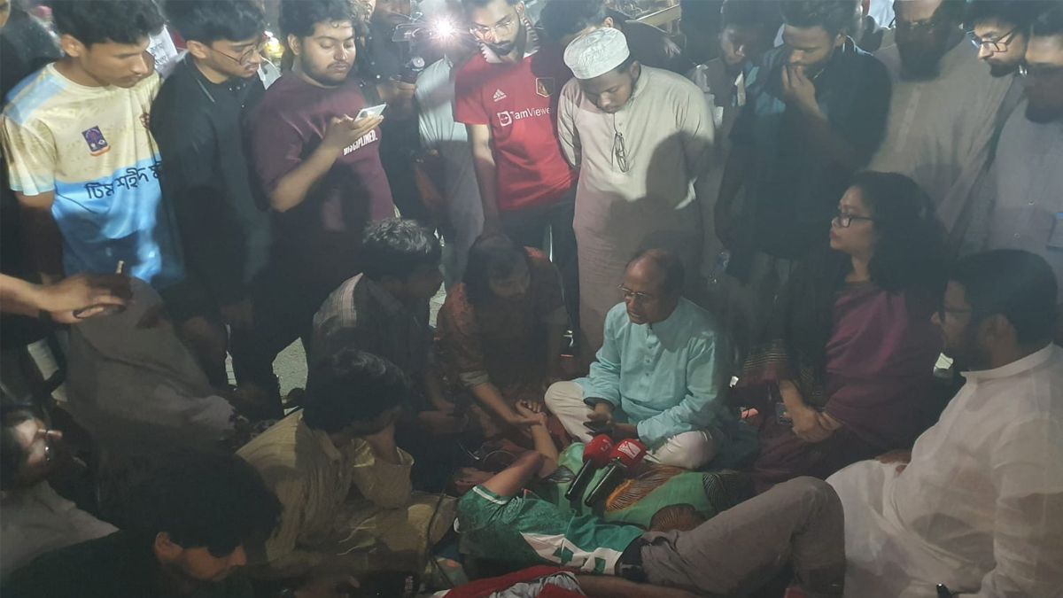 শিক্ষার্থীদের দাবি সরকারের কাছে পৌঁছে দেওয়ার আশ্বাস ঢাবি উপাচার্যের 