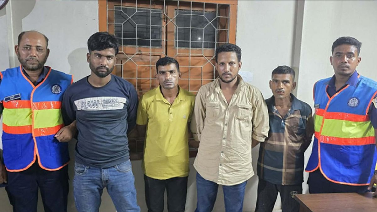 ফেরিতে ‘তিন তাসের’ ফাঁদ, টার্গেট যাত্রী এবং চালক