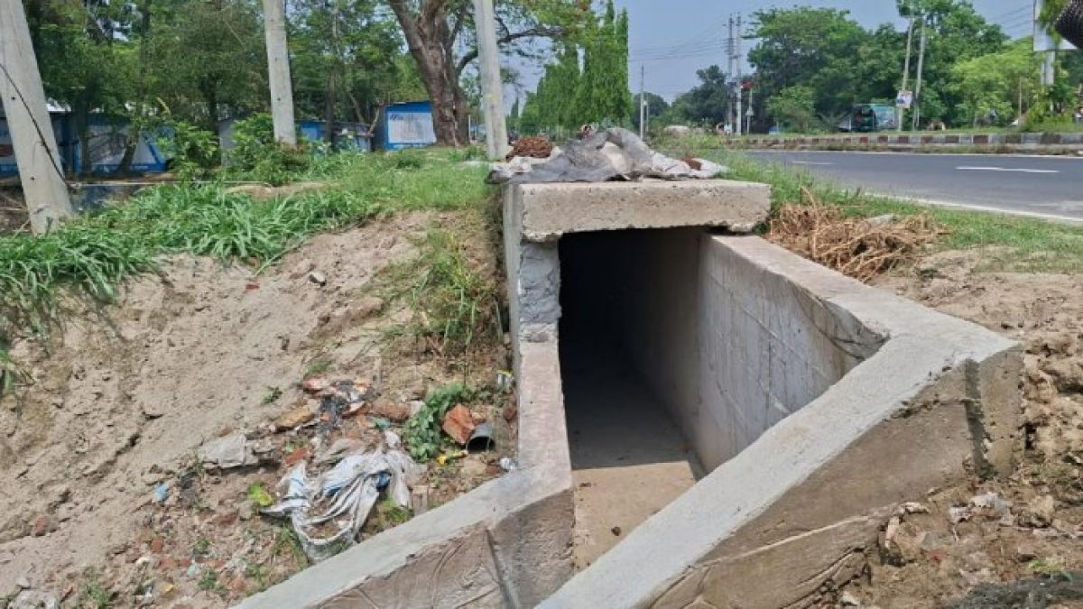 রাজবাড়ীতে অপরিকল্পিত ড্রেনেজ ব্যবস্থা, ক্ষতিগ্রস্ত হচ্ছে মহাসড়ক