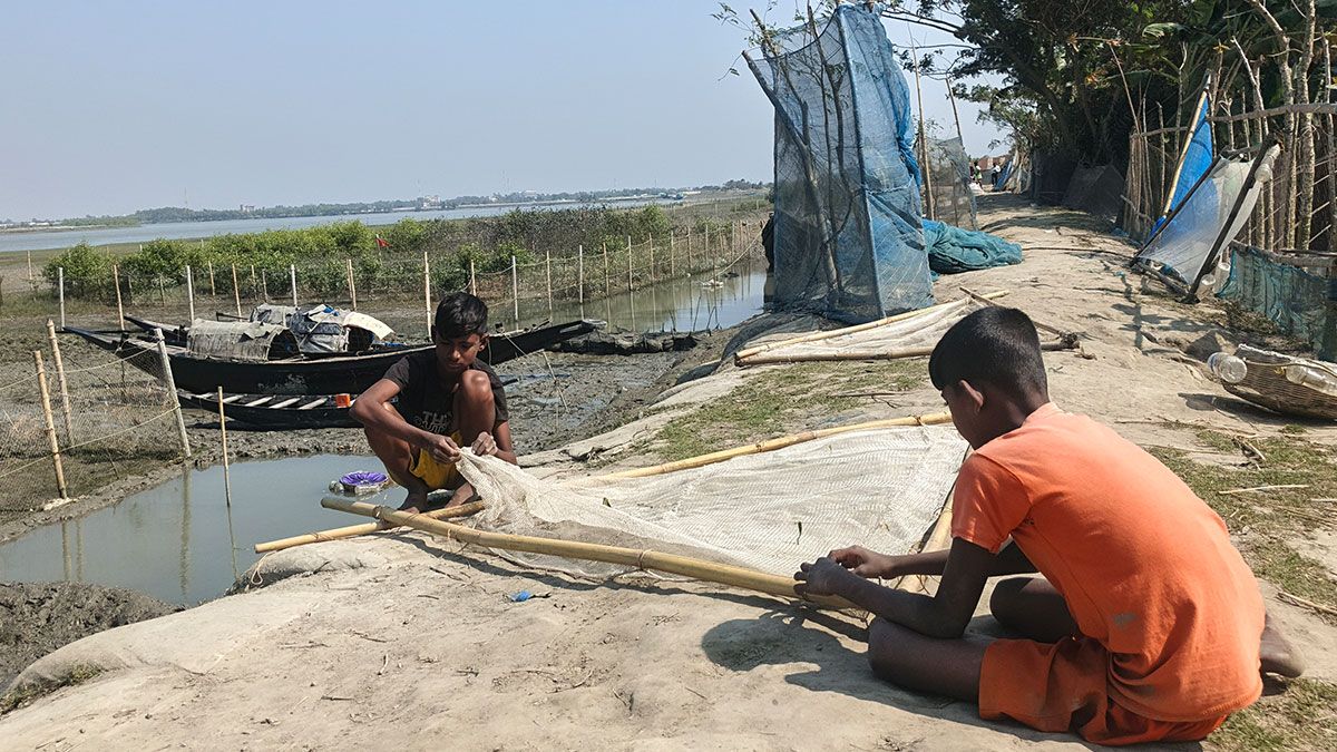 জীবনসংগ্রামের ভারে হারিয়ে যাচ্ছে উপকূলের শিশুদের শিক্ষার স্বপ্ন