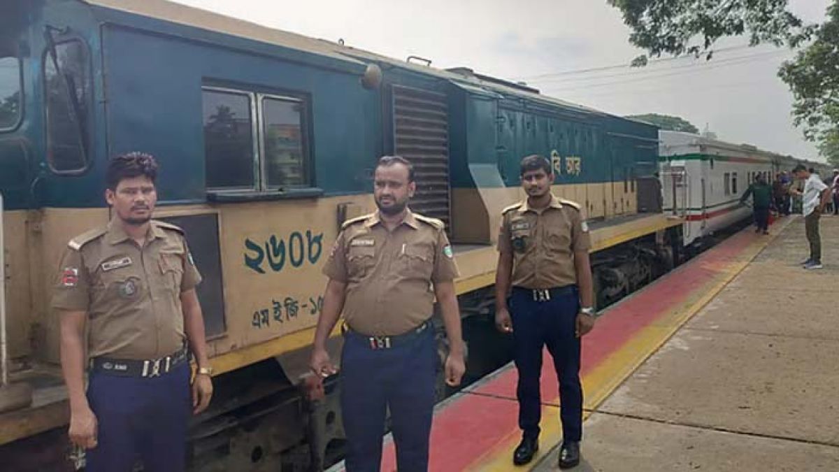 ফেনীতে ৮০০ যাত্রী নিয়ে আটকা চট্টলা এক্সপ্রেস