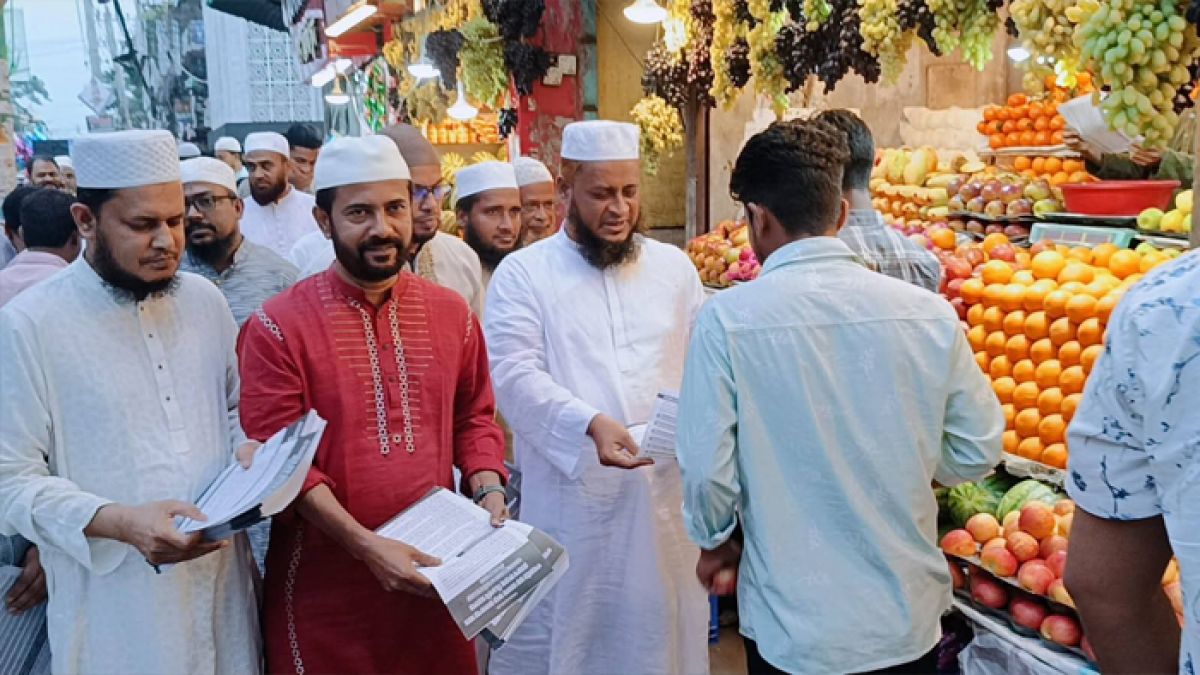 গণভোটের রায় বাস্তবায়নে ১১ দলীয় জোটের লিফলেট বিতরণ