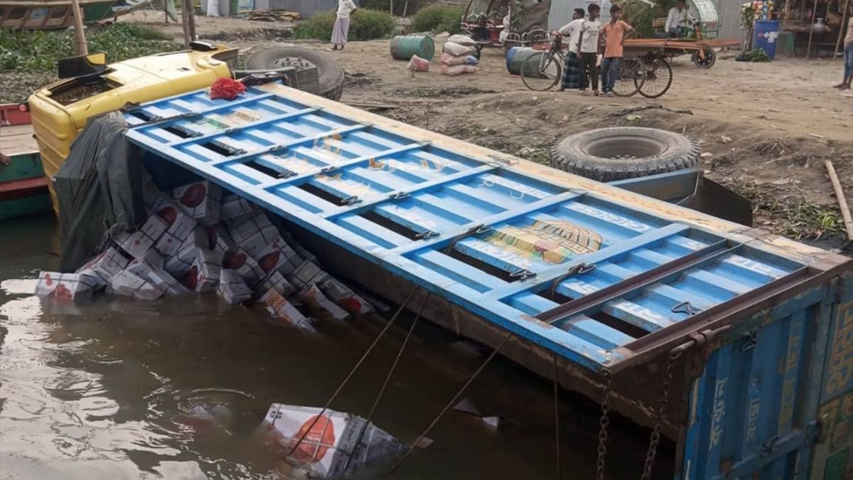 ফেরিতে ওঠার সময় নিয়ন্ত্রণ হারিয়ে ট্রাক নদীতে, যুবক নিহত