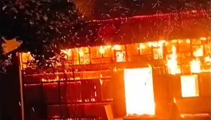 ব্রাহ্মণবাড়িয়া নবীনগর উপজেলার সেমন্তঘর গ্রামে শুক্রবার রাত সাড়ে ৭টার দিকে দুইটি বসতঘরে অগ্নিকাণ্ডের ঘটনা ঘটে। ছবি: প্রতিদিনের বাংলাদেশ 
