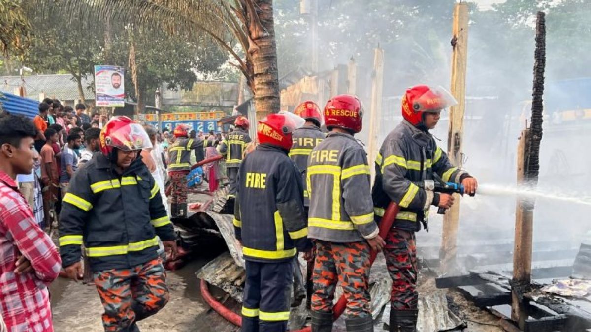 সিরাজদিখানে ভোরের বৃষ্টির সময় অগ্নিকাণ্ড, নাশকতার অভিযোগ