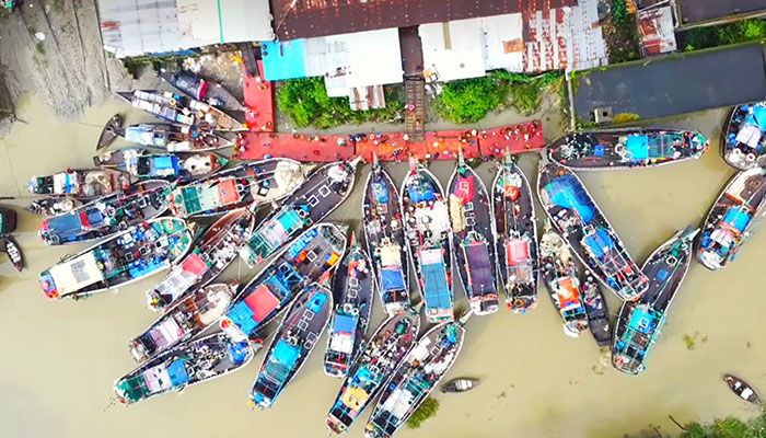 ‘নৌকা বন্ধ, আয় বন্ধ তাই ঘরে খাবারও নেই’