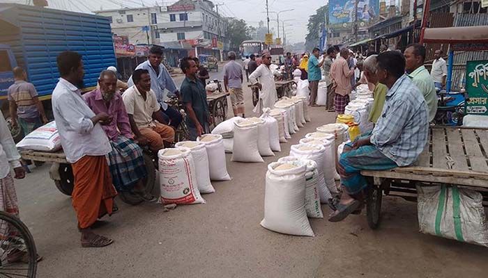 ফুলবাড়ীতে আঞ্চলিক মহাসড়কে অবৈধ বাজার, বাড়ছে দুর্ঘটনা