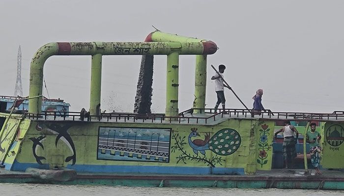 নিষেধাজ্ঞা অমান্য করে বালু উত্তোলন, শঙ্কায় ২০ হাজার মানুষ