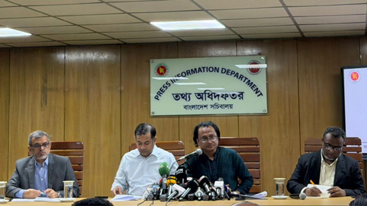 জ্বালানি তেলের মজুত পর্যাপ্ত, সংকটের কারণ অসাধু ব্যবসায়ী: তথ্য উপদেষ্টা