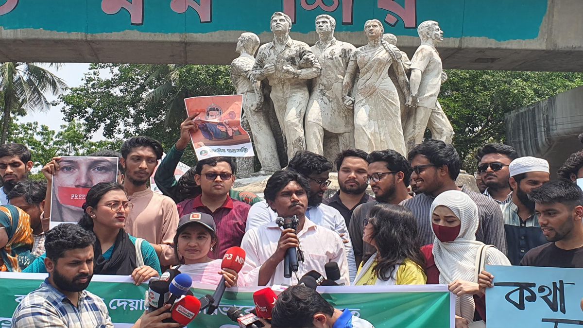 ঢাবিতে এক্টিভিস্ট হাসান নাসিমের মুক্তির দাবিতে ছাত্রশক্তির মানববন্ধন