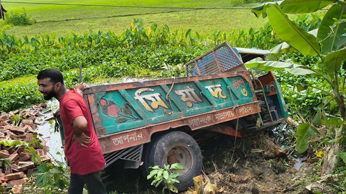ঝালকাঠিতে ইটবোঝাই ট্রলির নিচে পরে হেলপার নিহত