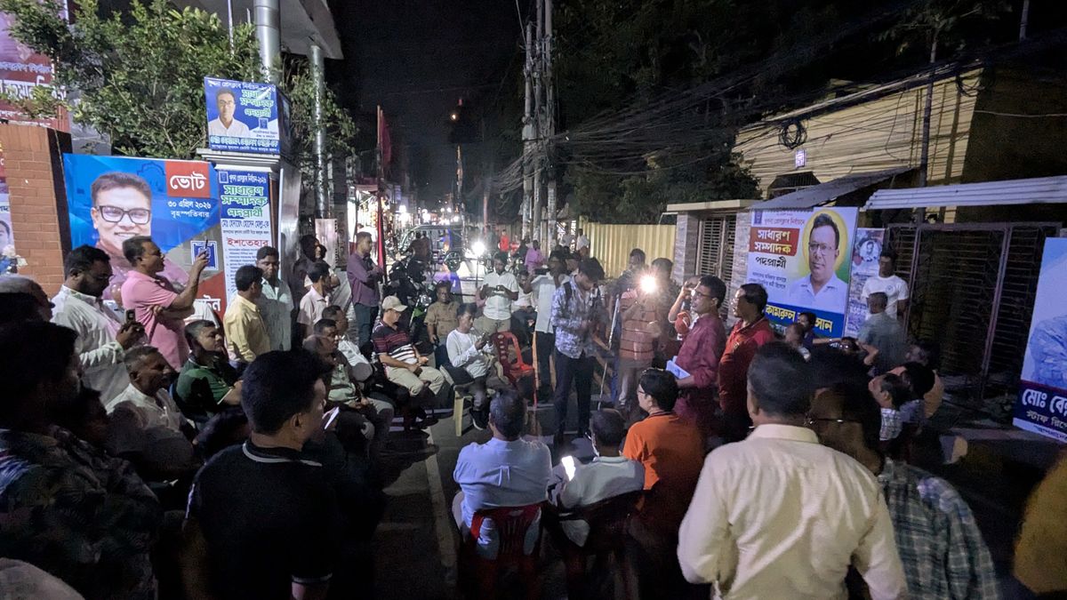 খুলনায় সাংবাদিকদের ওপর হামলার প্রতিবাদে সড়ক অবরোধ