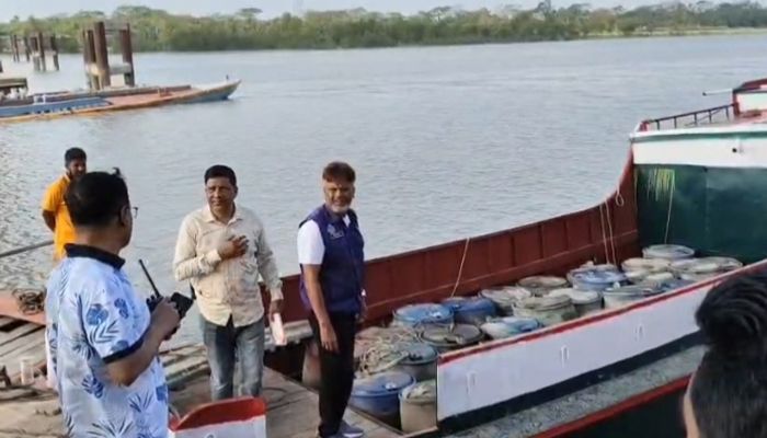 ট্রলার থেকে জব্দ ৬২০০ লিটার ডিজেল-পেট্রোল সরকারি কোষাগারে