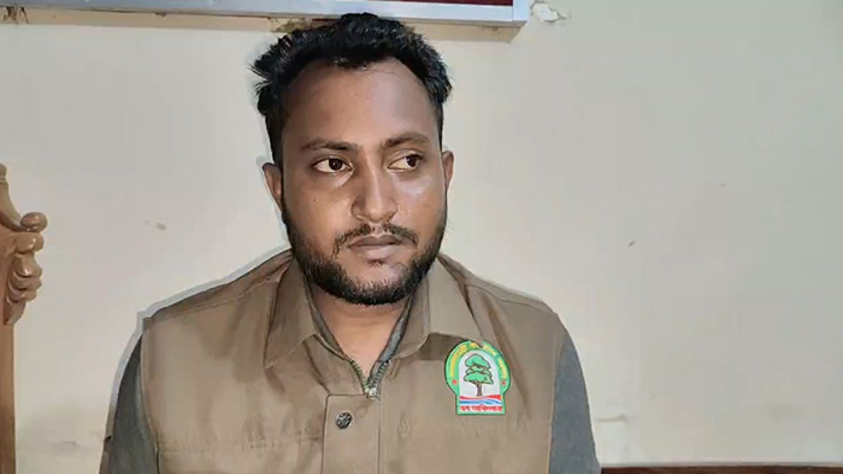 সরকারি গাছ কাটায় বাঁধা দেওয়ায় বন কর্মকর্তাদের মারধর অভিযোগ