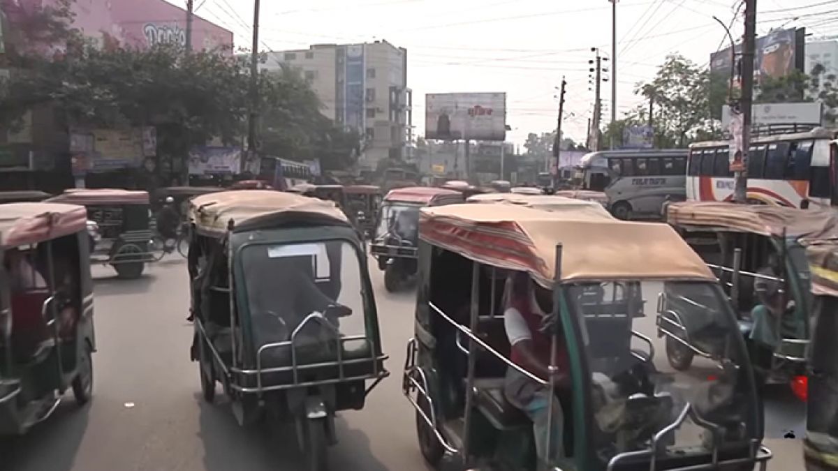 খুলনা নগরে ইজিবাইকের বেপরোয়া আধিপত্য