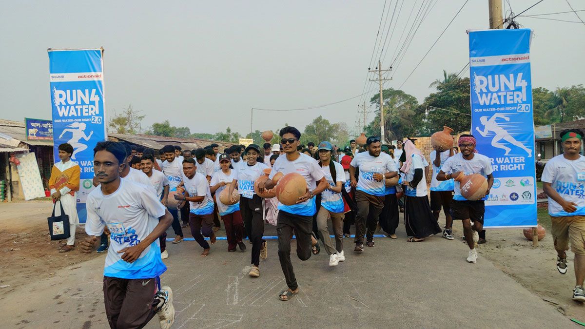 সুপেয় পানি নিশ্চিতের দাবিতে মাটির কলস নিয়ে ম্যারাথন