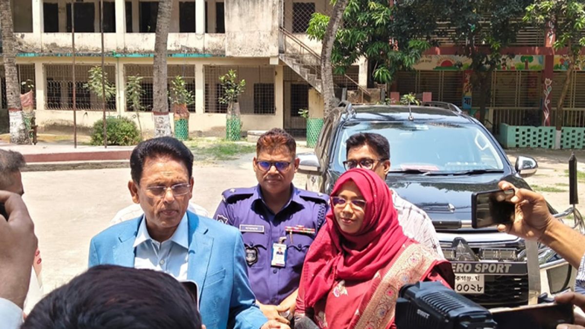 আকস্মিক এসএসসির কেন্দ্র পরিদর্শনে শিক্ষামন্ত্রী
