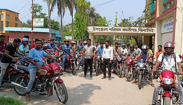 ঝিনাইদহে তেল না পেয়ে ইউএনও কার্যালয় ঘেরাও