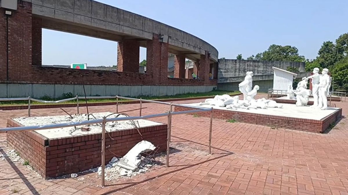 এখনও ভাঙা পড়ে আছে মুক্তিযুদ্ধের ভাস্কর্যগুলো