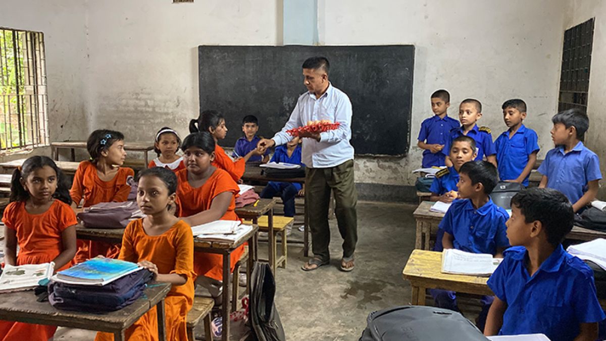 লোভে বিপন্ন স্কুলশিশুরা