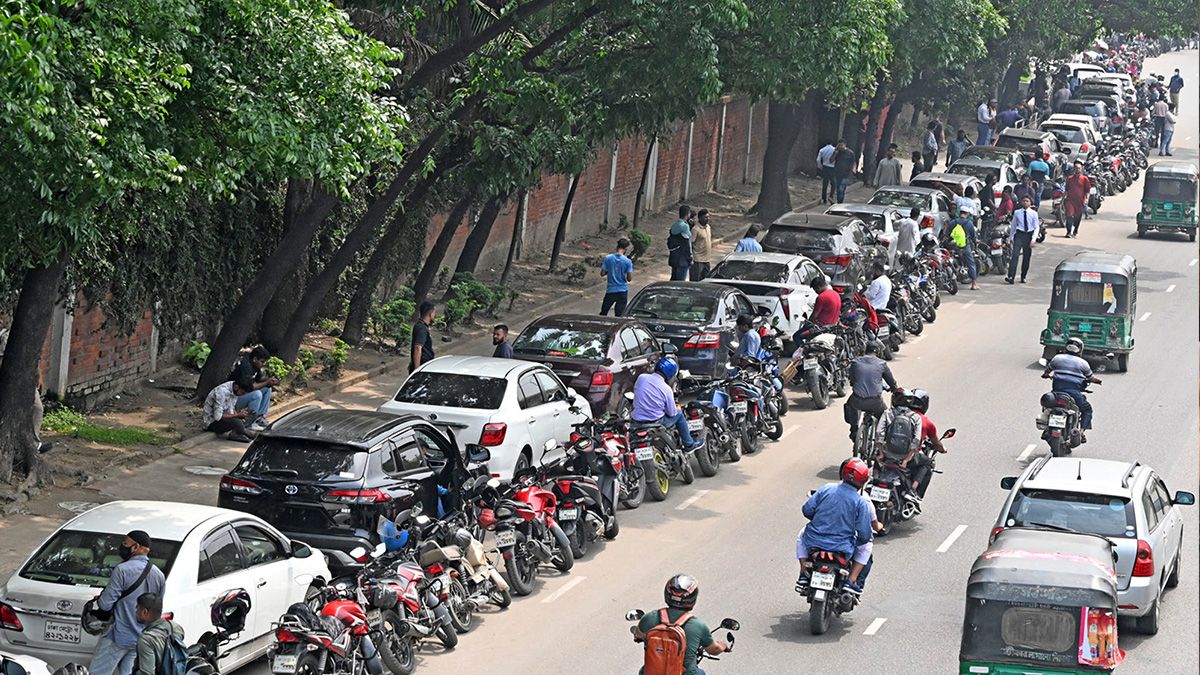 লাইনেই দিন কেটে যায় তেলের আশায়...