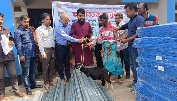 পোরশায় ক্ষুদ্র নৃ-গোষ্ঠীর সুফলভোগীদের মাঝে ছাগল বিতরণ