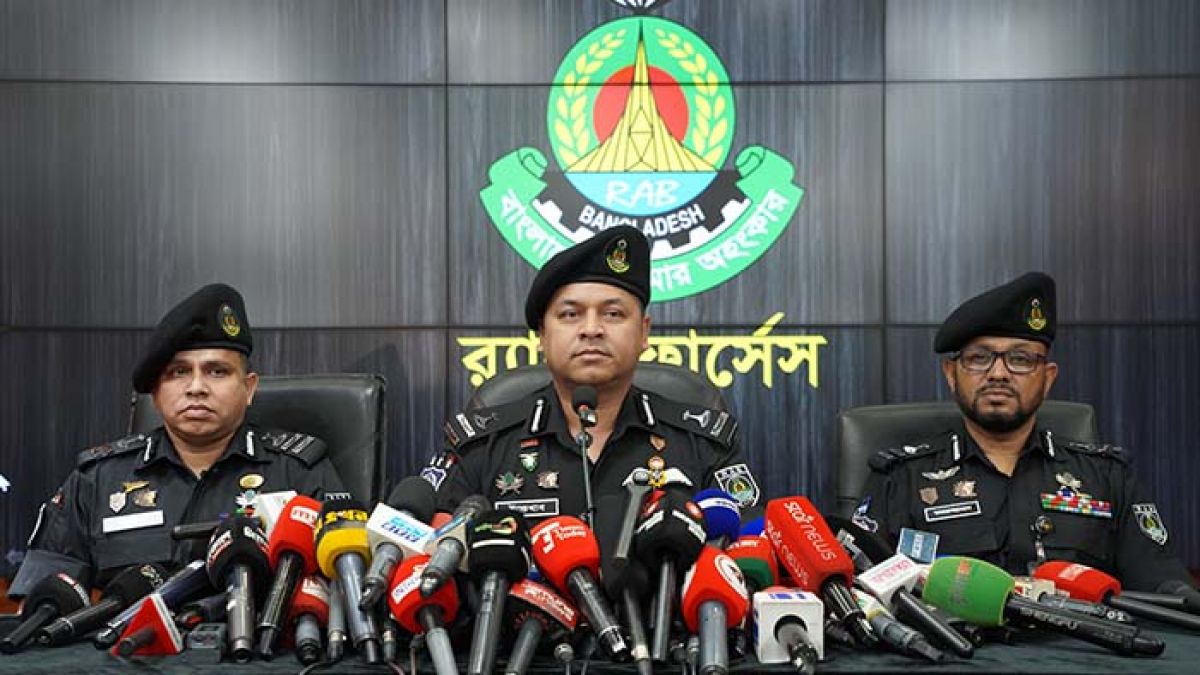 চলন্ত গাড়ি থেকে ফেলে ভ্যাট কর্মকর্তাকে হত্যা: র‍্যাব