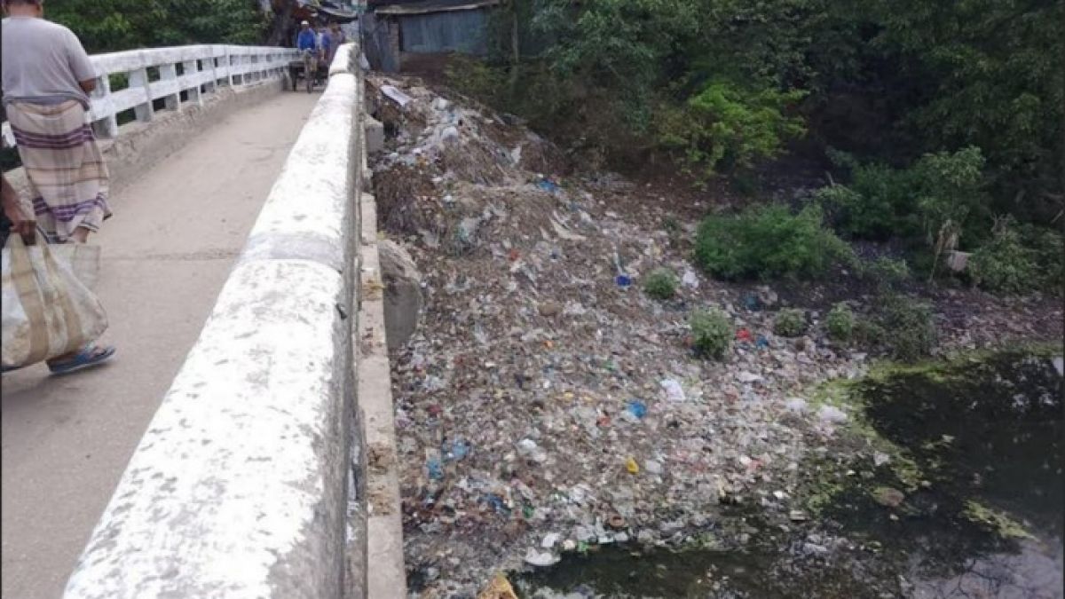 ফুলবাড়ীর ছোট যমুনা নদী এখন `ময়লার ভাগাড়'