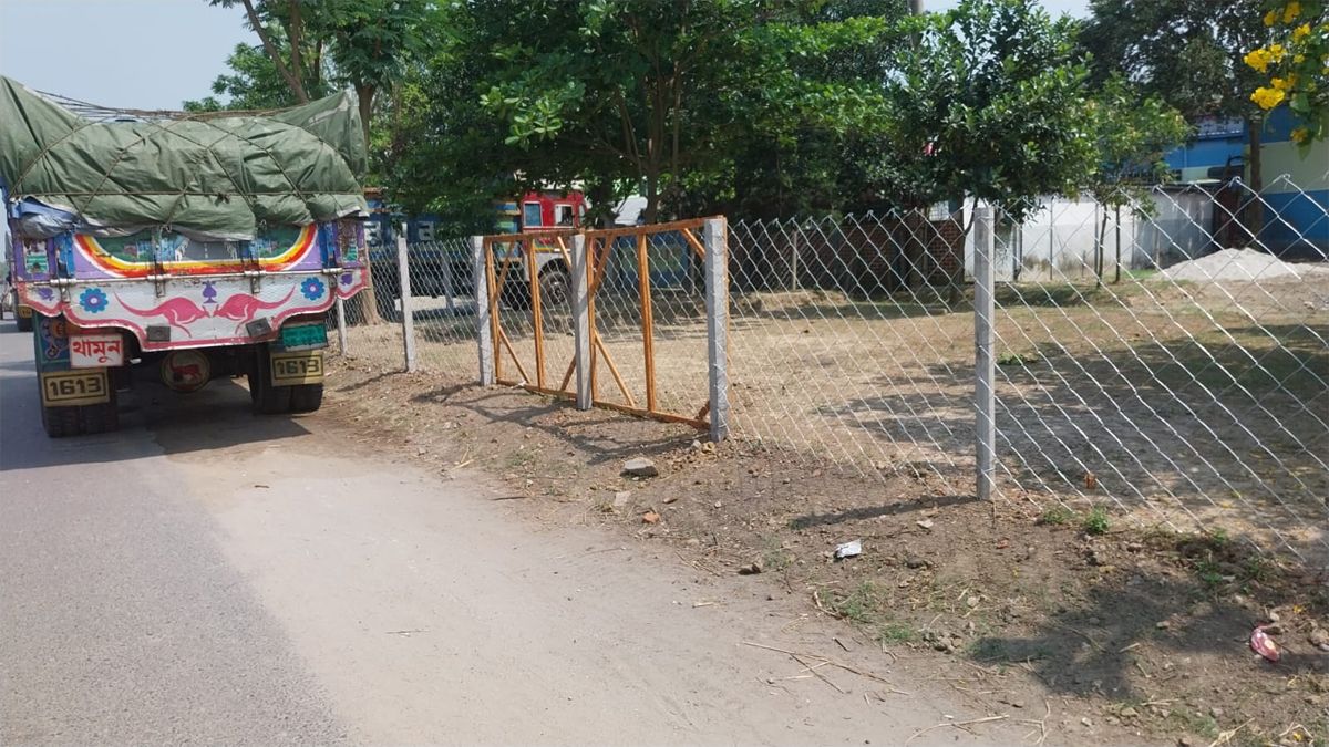 জয়পুরহাটে দখলমুক্ত সওজের জায়গা