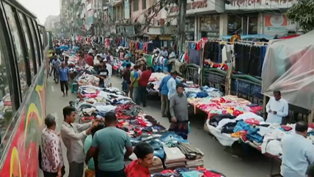 ফুটপাতে হকারদের জীবিকার বাস্তবতা