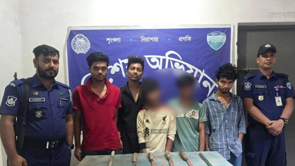 কুমিল্লায় কিশোর গ্যাংয়ের অস্ত্র মহড়া, আটক ৫