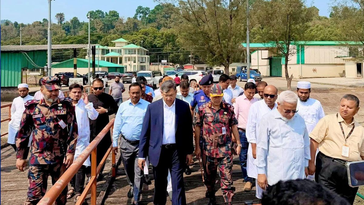 টেকনাফ স্থলবন্দর পরিদর্শনে স্বরাষ্ট্রমন্ত্রী