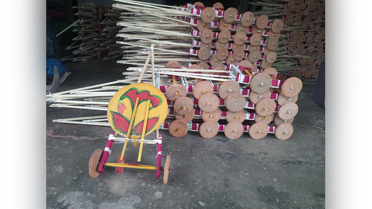 প্লাস্টিকের ভিড়ে নিশ্চুপ খেলনাগ্রাম