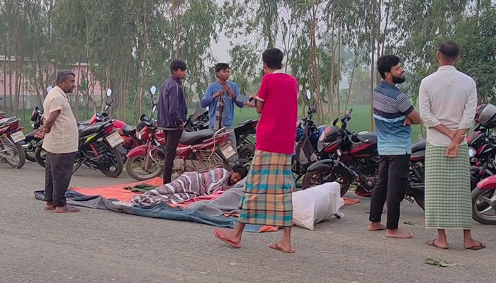 তেলের আশায় রাস্তায় ঘুম