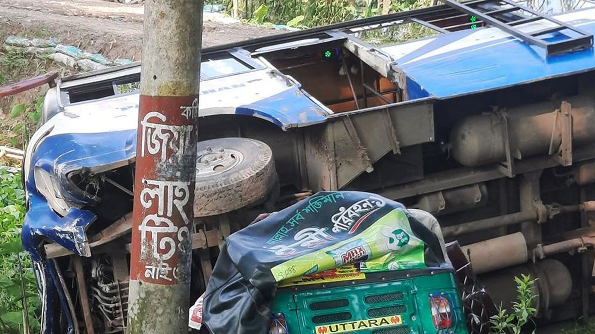 বাসের ধাক্কায় একই পরিবারের তিনজনসহ নিহত ৬