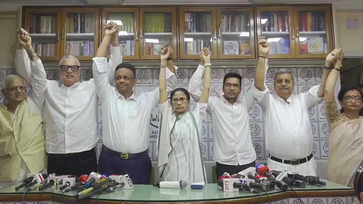 হারিনি, কেন পদত্যাগ করব: প্রশ্ন মমতার