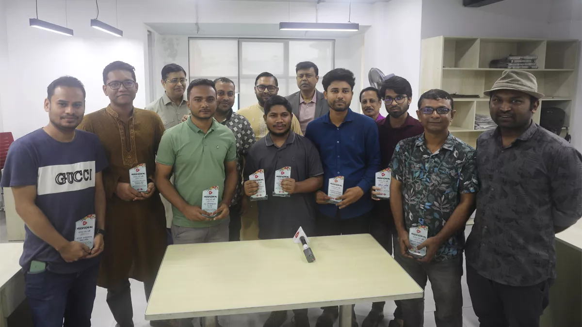 প্রতিদিনের বাংলাদেশ ডিজিটালের মাসের সেরা কর্মীদের সম্মাননা