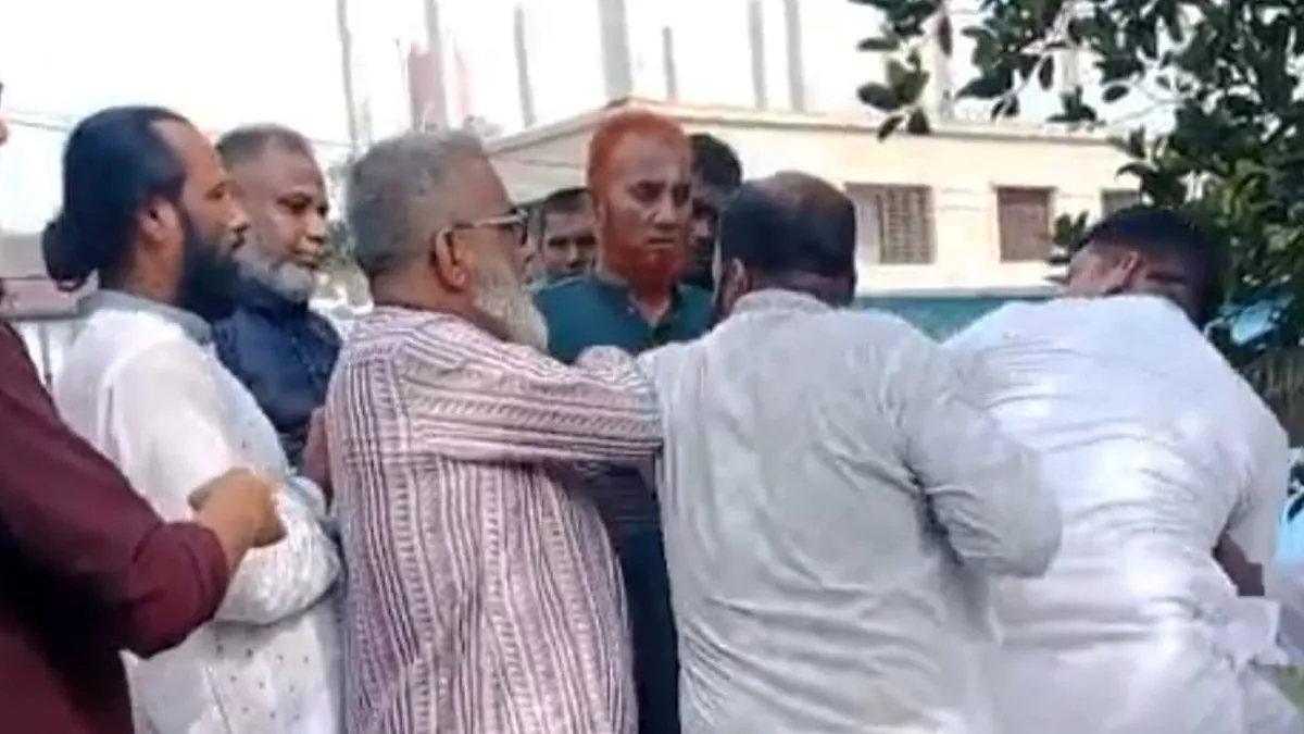 বিএনপি নেতার দিকে জুতা নিয়ে তেড়ে গেলেন পদপ্রার্থী