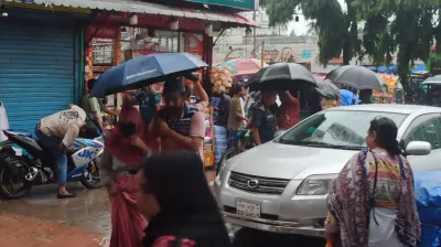 ভরদুপুরেই সন্ধ্যার আবহ ঢাকায়, বৃষ্টিতে মিলল স্বস্তি