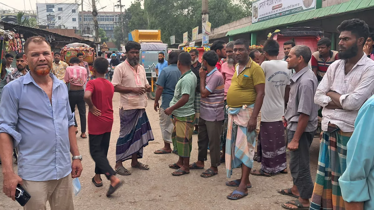শ্রীপুরে চাঁদা দাবির প্রতিবাদে অটোচালকদের ঘন্টাব্যাপী সড়ক অবরোধ 