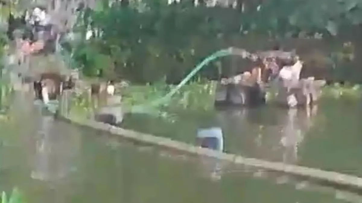 প্রশাসনের হস্তক্ষেপে সাগরদীঘি থেকে মাটি উত্তোলন বন্ধ 
