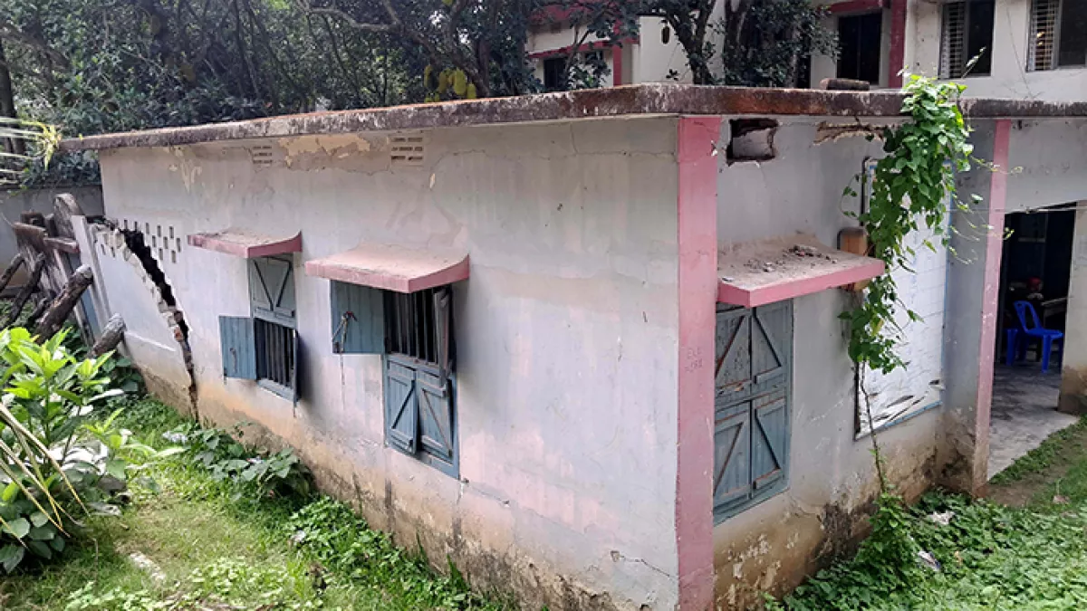 ঝুঁকিপূর্ণ ভবনে দাপ্তরিক কাজ, ভোগান্তিতে সেবাপ্রার্থীরা