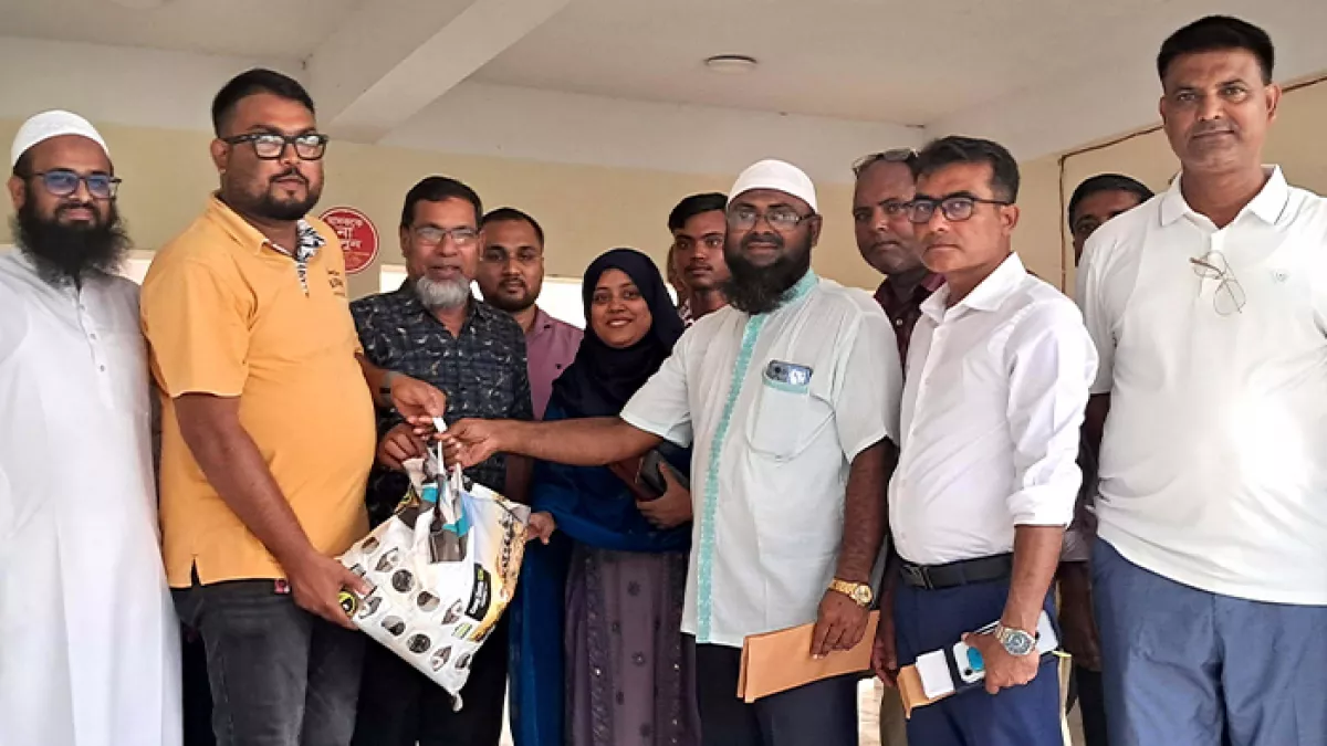 ঈদগাহ সংস্কারে আর্থিক সহায়তা ও ব্লিচিং পাউডার দিলেন এমপি