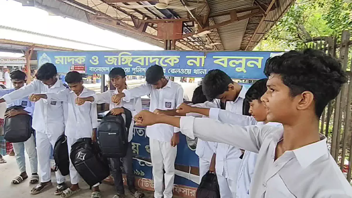 স্কুল ফাঁকি দিয়ে ট্রেনের ছাদে ভ্রমণ, আটক ৯ শিক্ষার্থী