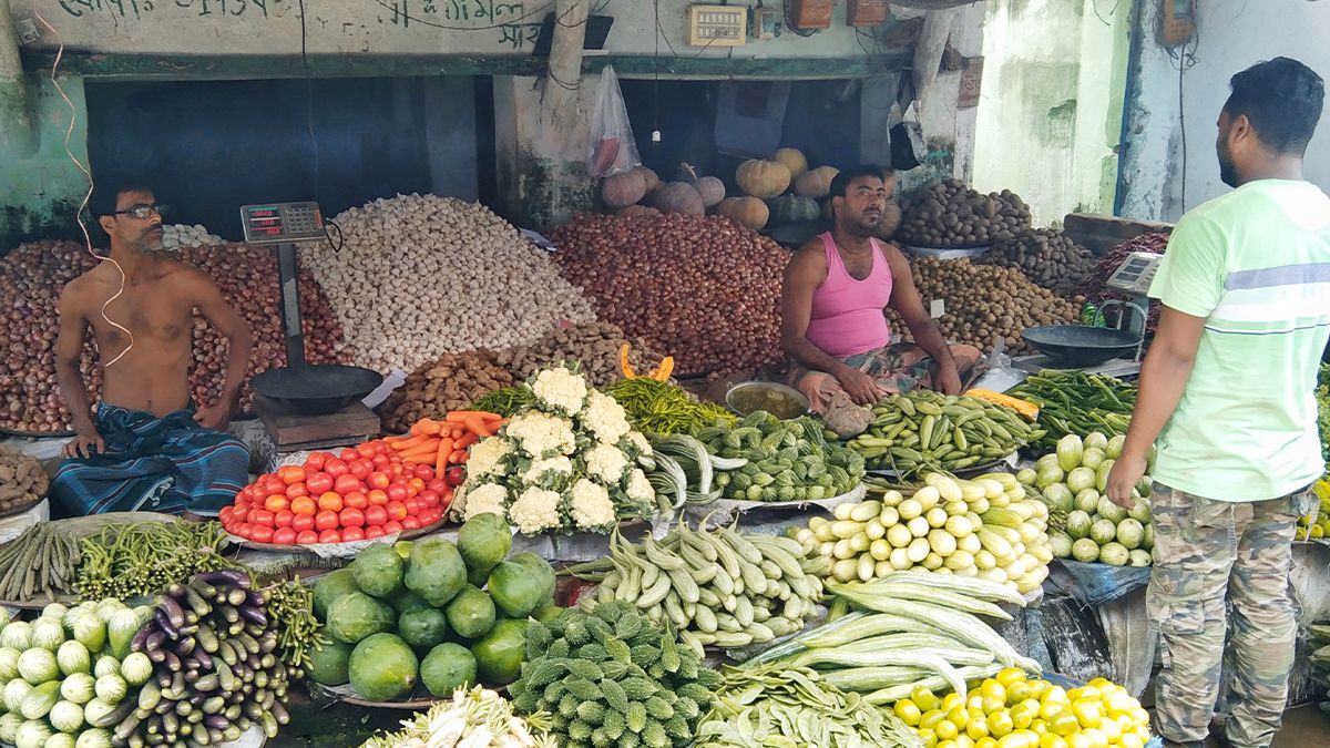 ফুলবাড়ীতে বৃষ্টির প্রভাবে সবজির বাজার চড়া