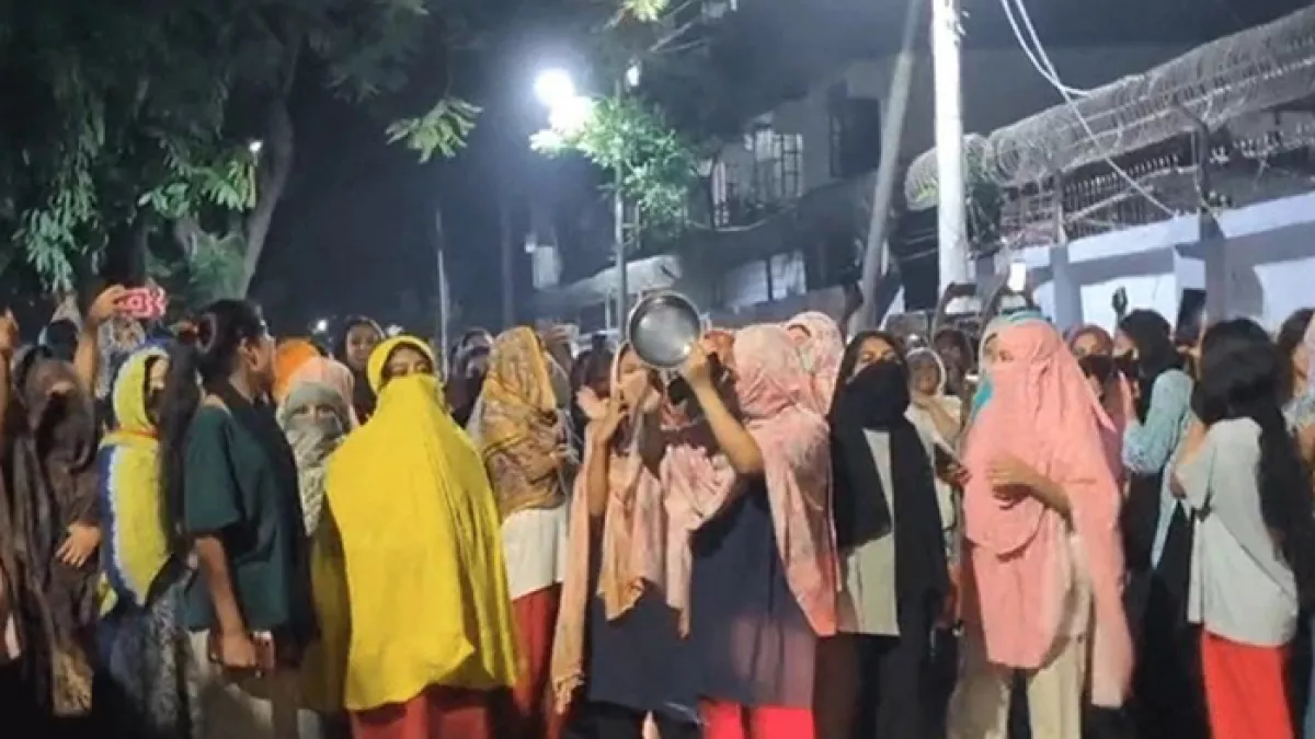 রাজনীতি নিষিদ্ধের দাবিতে মধ্যরাতে ইডেন কলেজ উত্তাল