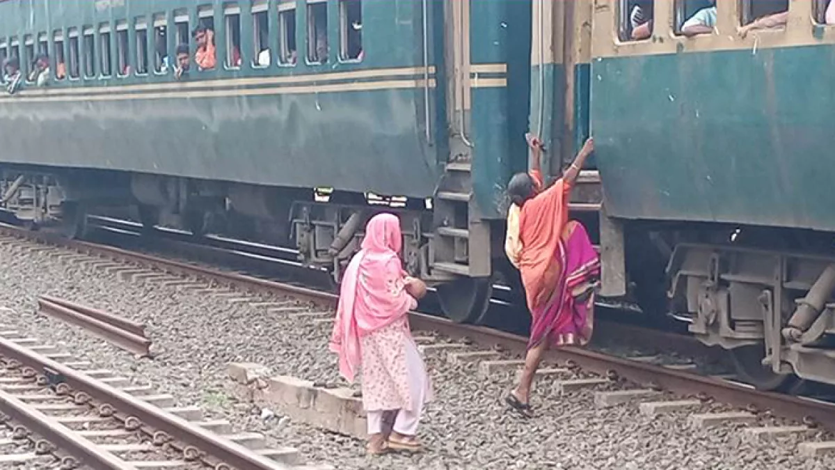 সংস্কারের অভাবে কাঙ্ক্ষিত সেবাবঞ্চিত যাত্রীরা