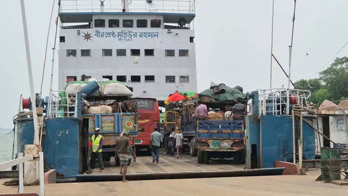 পশুবাহী ট্রাকের চাপে ব্যস্ত দৌলতদিয়া ঘাট